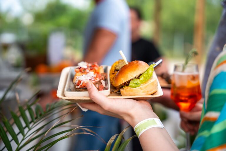 Frisch gegrillter Slider und Bruschetta beim Sommer-Event in Berlin