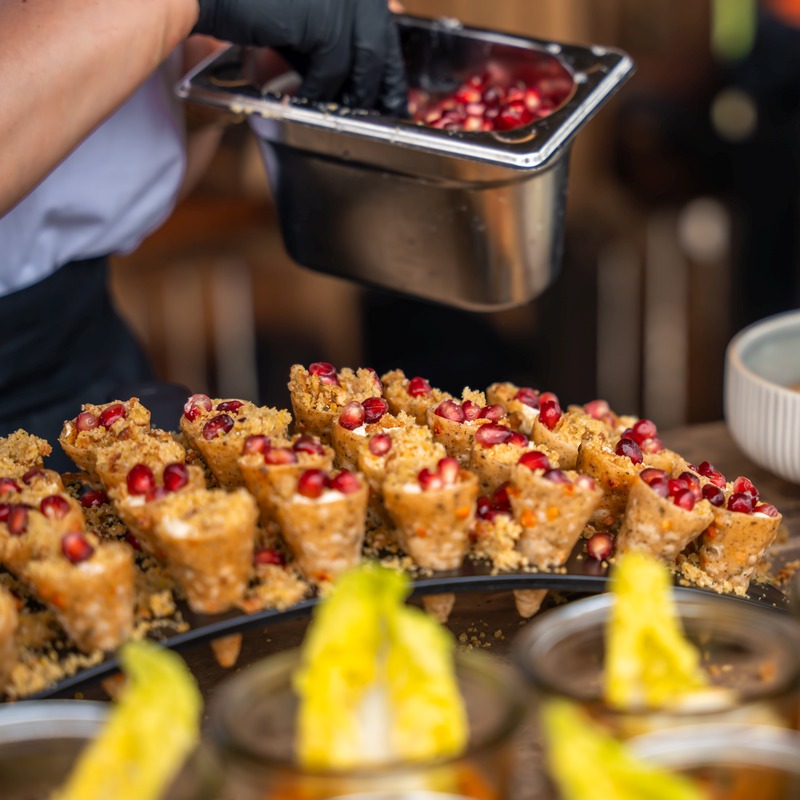 Fingerfood mit Granatapfel und Hummus beim Eventcatering in Berlin