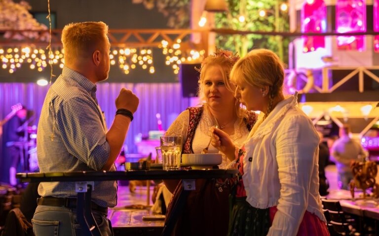 Eventcatering in Berlin Mitte mit Drinks, Musik und Flying Fingerfood