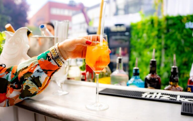 Drink mit Orangenscheibe an einer mobilen Bar beim Eventcatering in Berlin