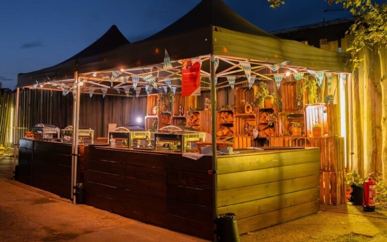 Outdoor Buffetstation beim Live Cooking Catering in Berlin mit festlicher Beleuchtung