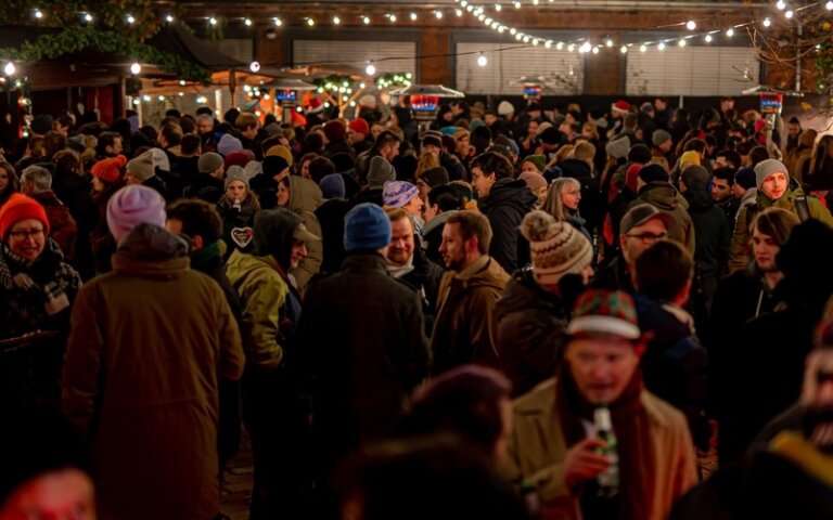 Weihnachtsfeier in Berlin mit Streetfood, Lichterketten und 750 Gästen