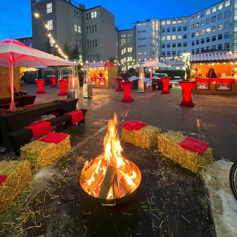 Feuerschale und Sitzplätze auf einem Weihnachtsmarkt Event in Berlin mit Cateringständen
