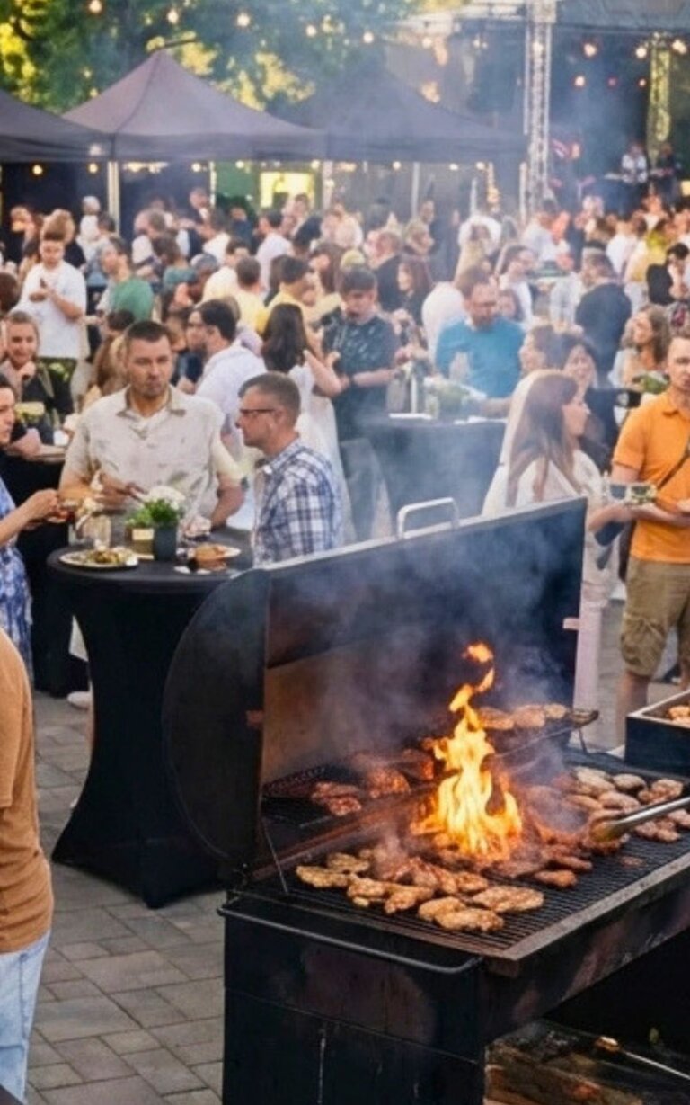 Grillcatering Event mit BBQ Grill und Gästen auf Firmenevent im Freien